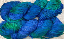 Load image into Gallery viewer, Fingering wt Superwash Merino -single  ply- 437  yds-Maisie-Hand Dyed colors-Chilipeppers-Nantucket Blue- Great Adirondack
