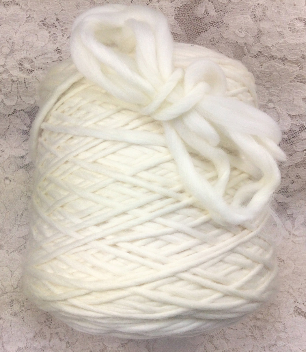 Super Bulky merino superwash  612 yds- 1.75 lbs- 800 grms Natural-cone